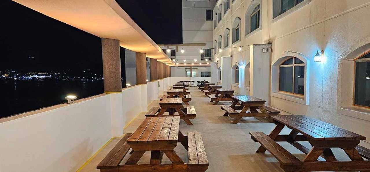 Tongyeong Bay Condo Hotel Екстериор снимка