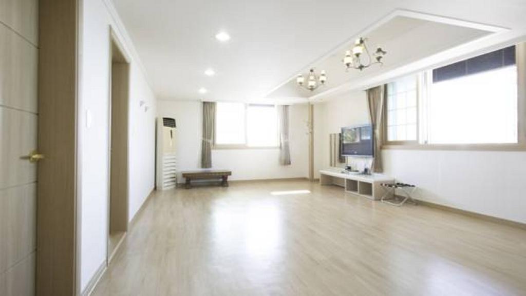 Tongyeong Bay Condo Hotel Екстериор снимка