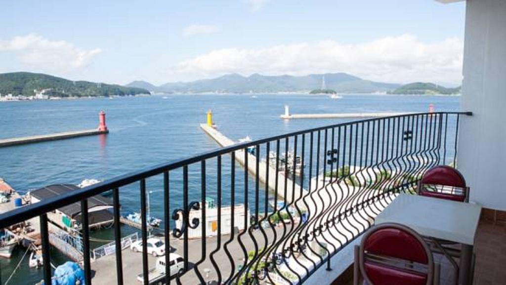 Tongyeong Bay Condo Hotel Екстериор снимка