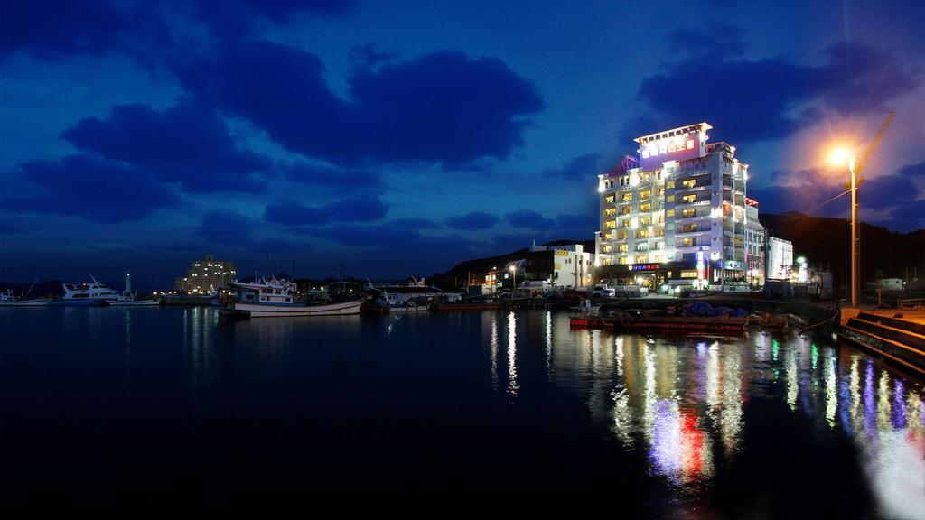 Tongyeong Bay Condo Hotel Екстериор снимка