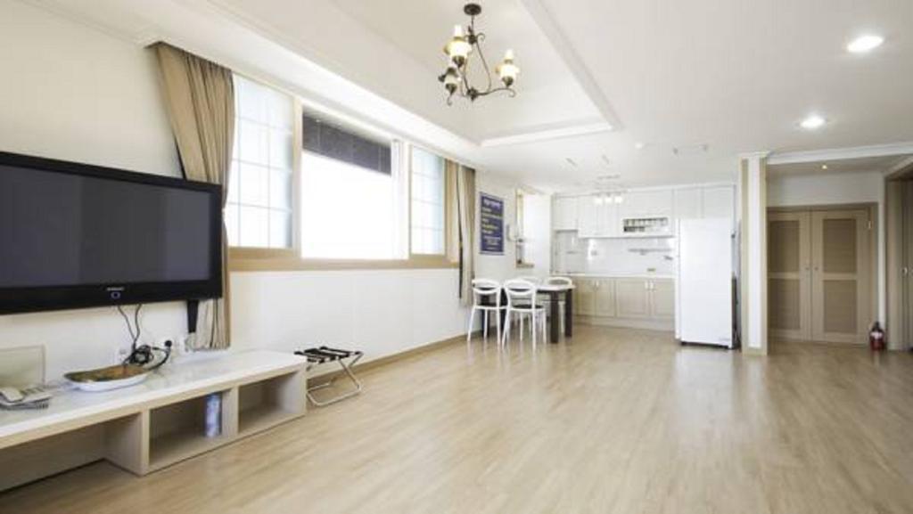 Tongyeong Bay Condo Hotel Екстериор снимка