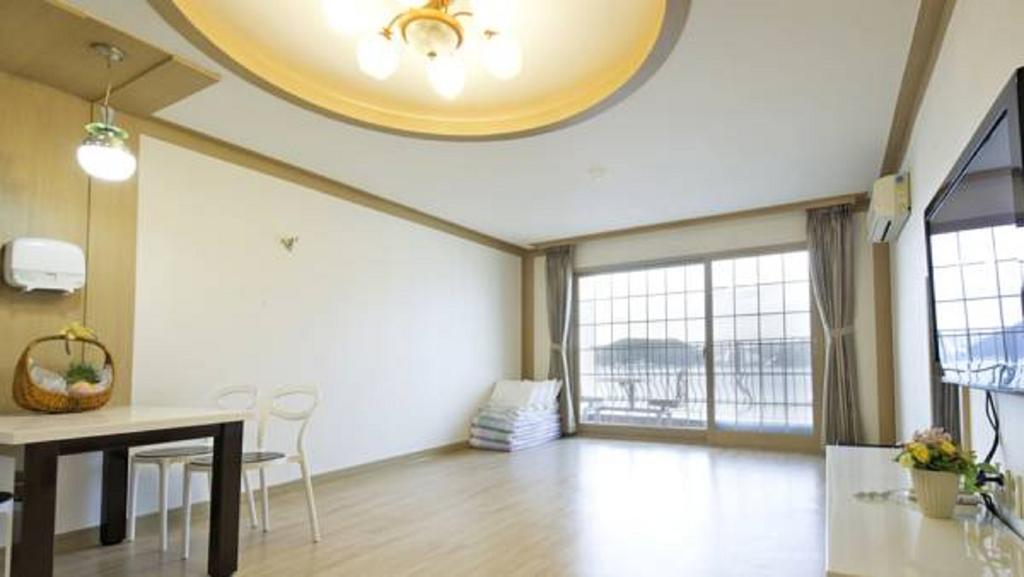 Tongyeong Bay Condo Hotel Екстериор снимка