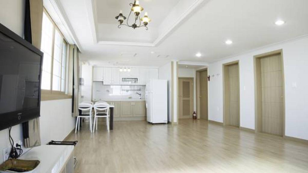 Tongyeong Bay Condo Hotel Екстериор снимка