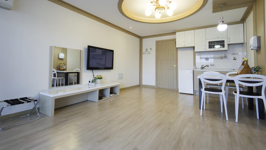 Tongyeong Bay Condo Hotel Екстериор снимка
