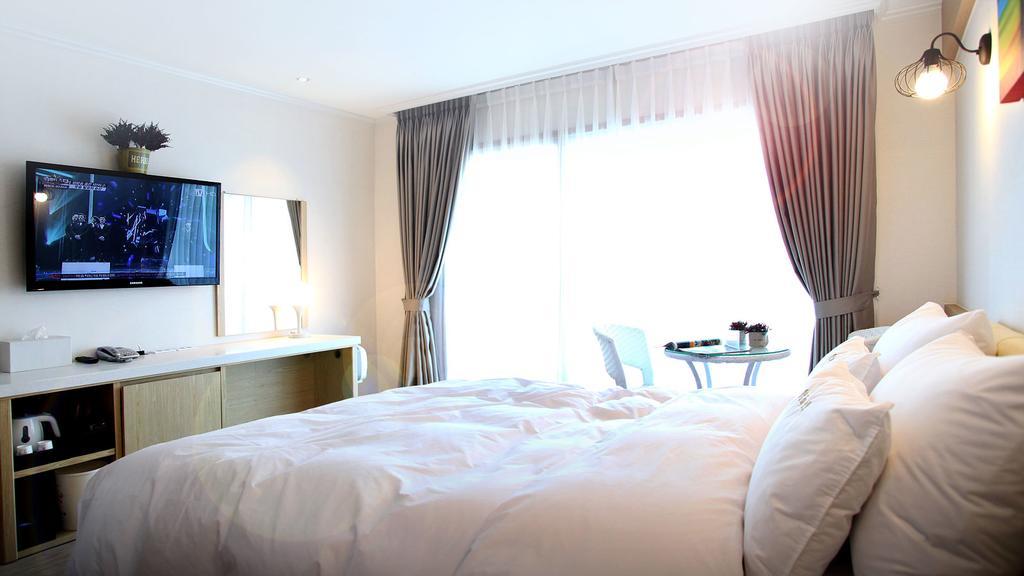 Tongyeong Bay Condo Hotel Екстериор снимка