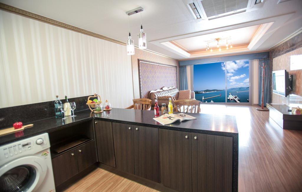 Tongyeong Bay Condo Hotel Екстериор снимка