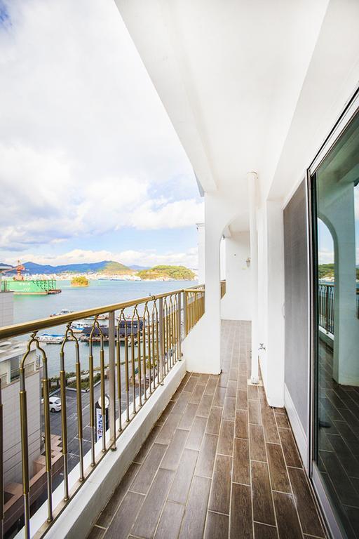 Tongyeong Bay Condo Hotel Екстериор снимка