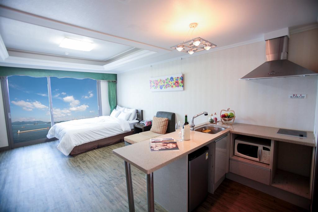 Tongyeong Bay Condo Hotel Екстериор снимка