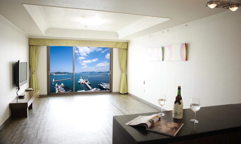 Tongyeong Bay Condo Hotel Екстериор снимка