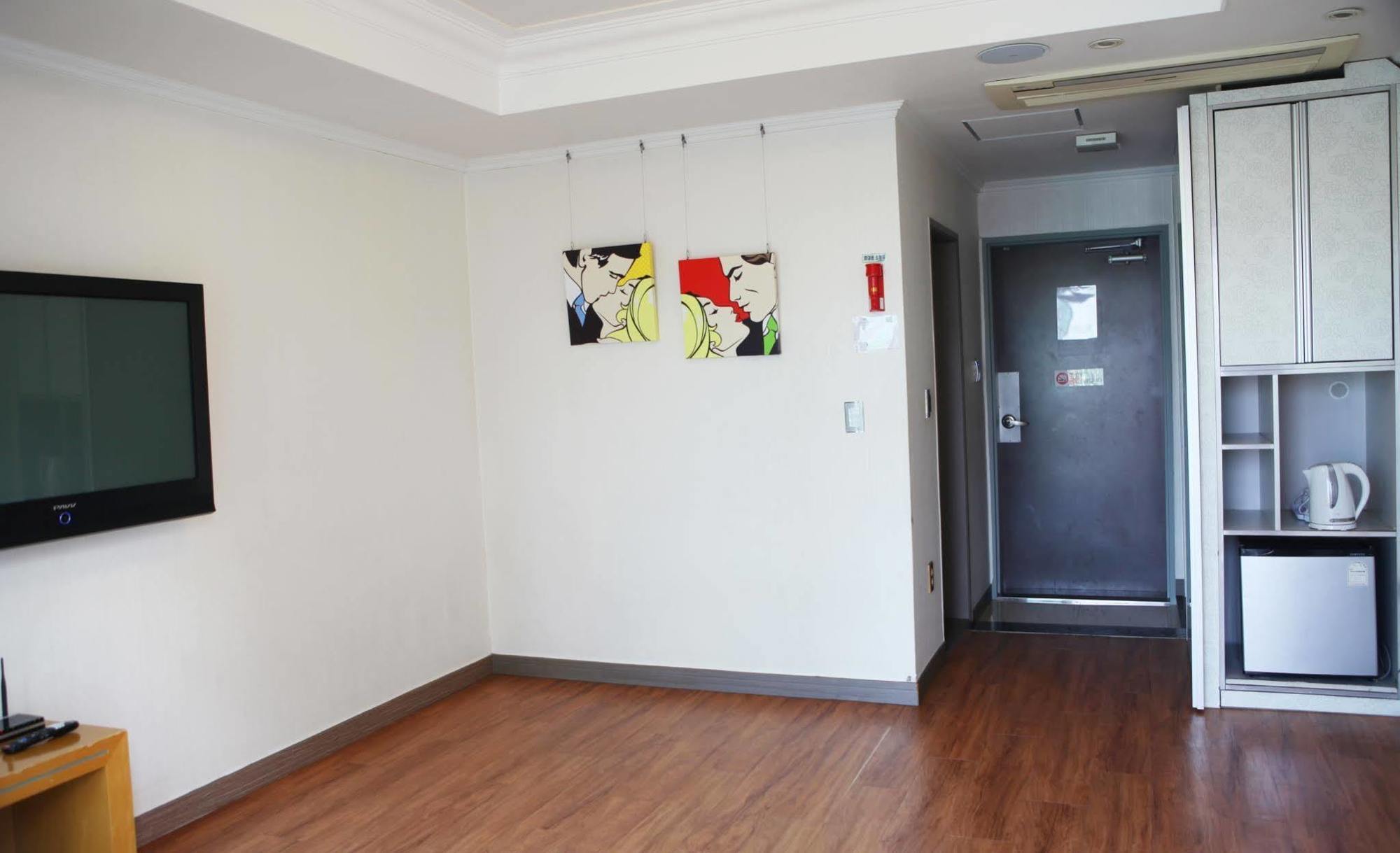 Tongyeong Bay Condo Hotel Екстериор снимка