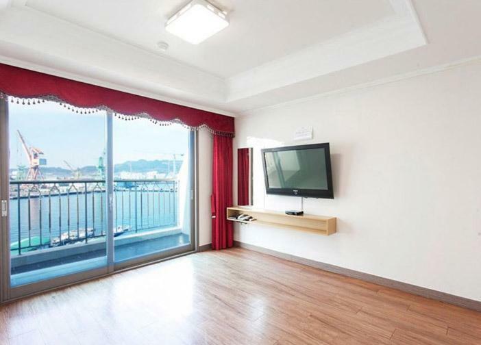 Tongyeong Bay Condo Hotel Екстериор снимка